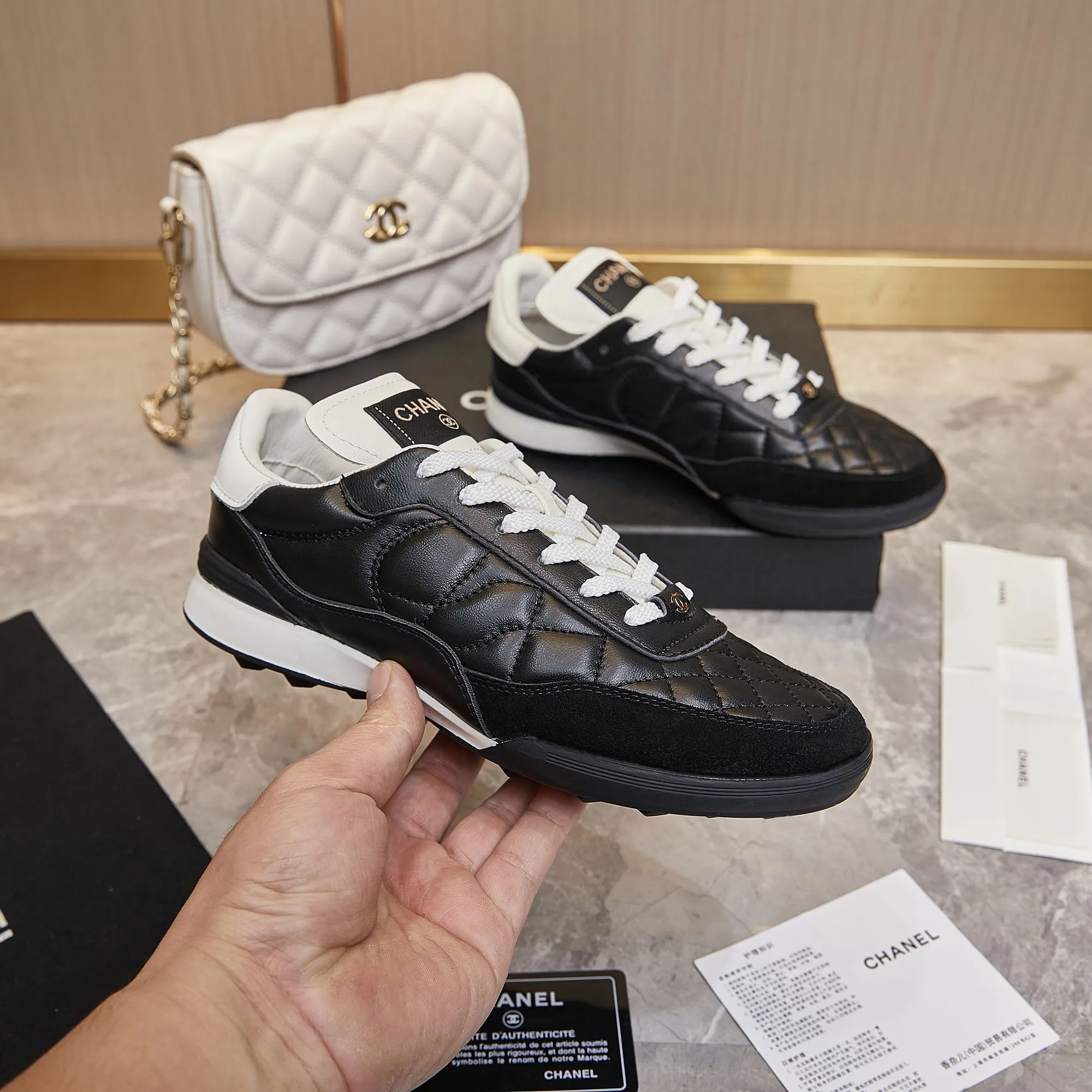 👟👟Ex-factory price 560👟👟 Chanel Chanel - 2024 counter top casual sports shoes This classic design; the upper is electro-embroidered with a variety of techniques; the outsole is fashionable and sporty; it is unusual to incorporate a variety of color matching elements... The diversified mix and match is very beautiful and versatile, casual, fashionable, sports and outdoor can be taken into account... ꫛꫀꪝ Go➫ Material: ❶Upper is made of: Original imported mixed-breed sheep ❷Inside made of: original imported breathable sheepskin ❸Outsole based on: original TPU outsole Full set of boutique packaging for women 35–41